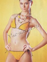 Желтый купальник с черной отделкой