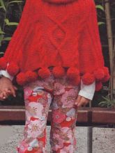 Пончо с крупными рельефами и помпонами