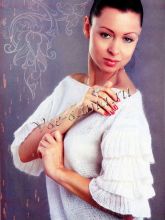 Белый пуловер с оборками на рукавах