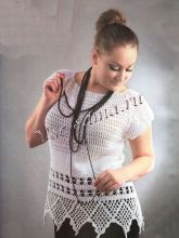 Белый пуловер с каймой