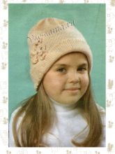 Бежевая шапочка с цветочками на отвороте