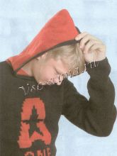 Пуловер с красным узором