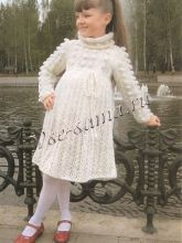 Белое платье с шишечками