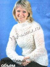 Белый пушистый пуловер