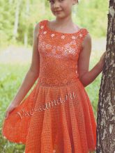 Оранжевое платье с декоративными цветочками, фото