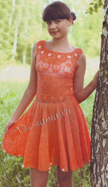 Оранжевое платье с декоративными цветочками, фото