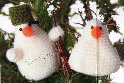 Снеговичек и снеговик с метлой, фото