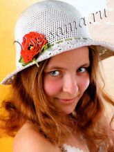 Белая шляпка с красным цветком