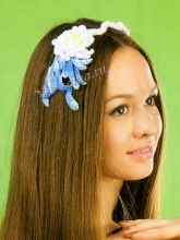 Бело-голубой ободок с вязаными цветами