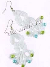 Белые вязаные крючком серьги с бусинками