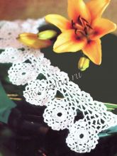 Belyi-vorotneychok-kriuchkom-iz-tcvetochnykh-motivov-ris