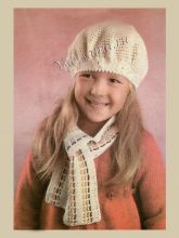 Белый берет с цветочками и шарф