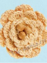 Бежевая вязаная брошь с бусинками