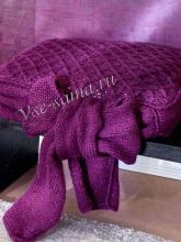 Бордовая подушка крючком на сиденье