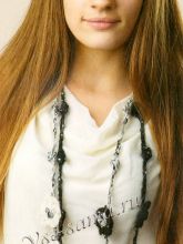 Длинные бусы из вязаных цветков