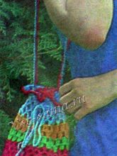 Яркая сумочка крючком