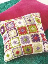 Подушка крючком в стиле пэчворк