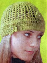 Шапка зеленая сеткой крючком