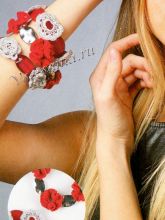 Три вязаных браслета с красными и серебряными цветами