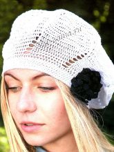 Белый берет с цветком крючком