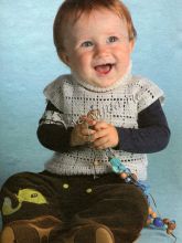 Белый жилет для малыша крючком