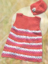 Коралловое платье в полоску и шапочка, фото