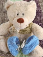 Голубые пинетки крючком с белой подошвой