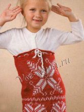 Красное платье крючком с белым жаккардом