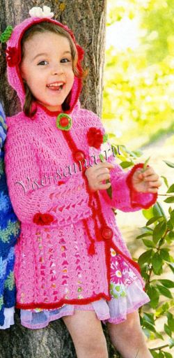 Розовое пальто крючком с цветочками