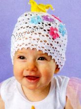 Шапочка крючком с короной и цветочками