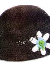 Шапочка крючком с цветком