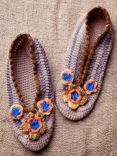 Бежевые тапочки крючком с цветами