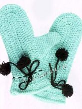 Голубые варежки крючком с помпонами