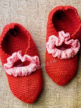 Красные тапочки крючком с оборками