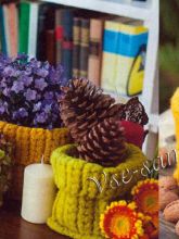 Разноцветные вязаные крючком коробочки