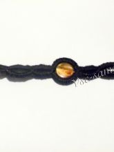 Браслет из шнурка и вязальных ниток