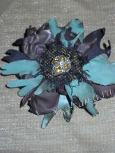 Брошь из однотонных клеёнок, фото