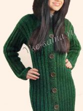 Зеленое пальто с меховой отделкой капюшона