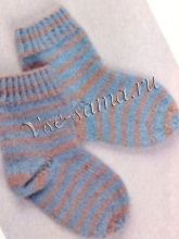Полосатые носочки спицами для малыша