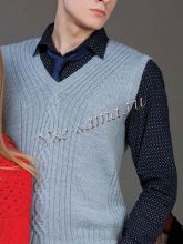 Мужской светло-серый жилет спицами, фото