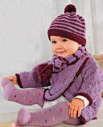 Пуловер, полосатый шарф и шапочка в сиренево-бордовой гамме, фото