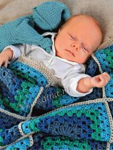 Покрывало, связанное крючком в зеленых тонах, и мягкая игрушка, фото