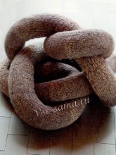 Подушка-скульптура в форме шланга, фото