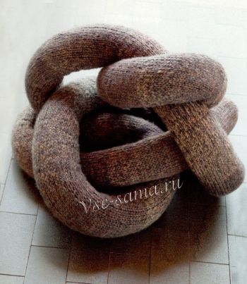 Подушка-скульптура в форме шланга, фото