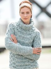 Пуловер с воротом и горизонтальным узором