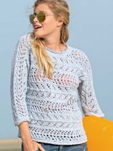 Связанный поперек нежно-голубой пуловер