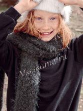 Белая шапочка и серый шарф спицами, фото