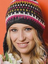 Шапочка спицами с яркой расцветкой, фото