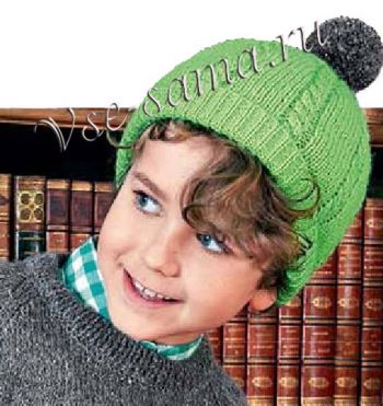 Зеленая шапочка спицами с помпоном, фото