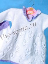 Платье и штанишки из белой и сереневой пряжи